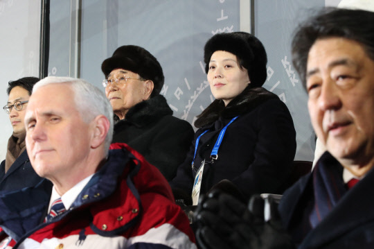 [올림픽] 펜스와 아베 뒤로 김영남과 김여정  9일 평창 올림픽스타디움에서 열린 2018 평창동계올림픽 개막식에서 마이크 펜스 미국 부통령과 아베 신조 일본 총리 뒤로 북한 김영남 최고인민회의 상임위원장, 김여정 북한 노동당 중앙위 제1부부장이 자리하고 있다. 2018.2.9